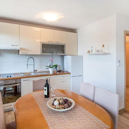 In With Kitchen Blace